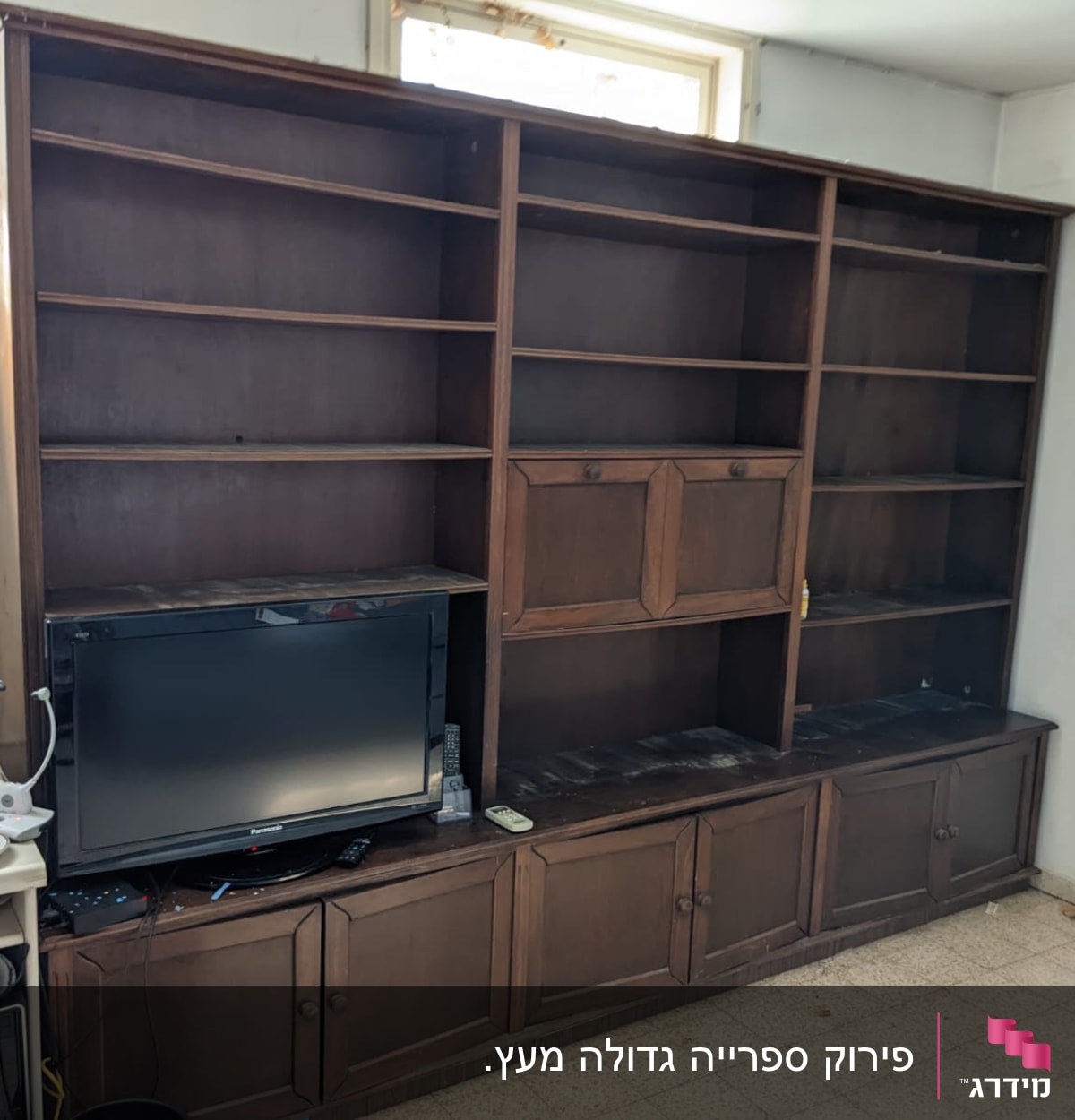 ארון עץ גדול עם מדפים ודלתות